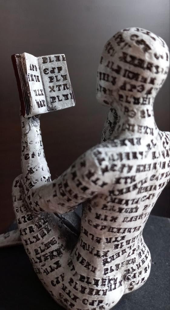 Figuur decoratie kleine lezende vrouw gevormd hars sculptuur, Ophalen of Verzenden, Zo goed als nieuw, Mens