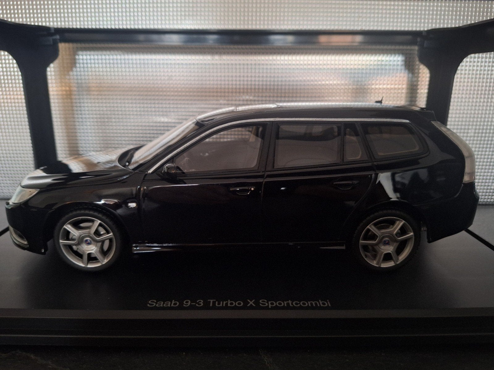 Saab 9-3 Turbo X Sport Combi 2009 Schaal 1:18, Overige merken, Auto, Nieuw, DNA