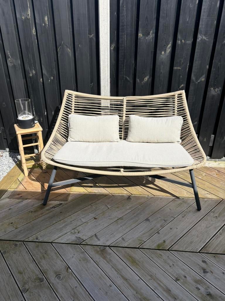 Twee zits tuinbankje inclusief kussens, Tuin en Terras, Tuinbanken, Ophalen, Zo goed als nieuw, Wicker