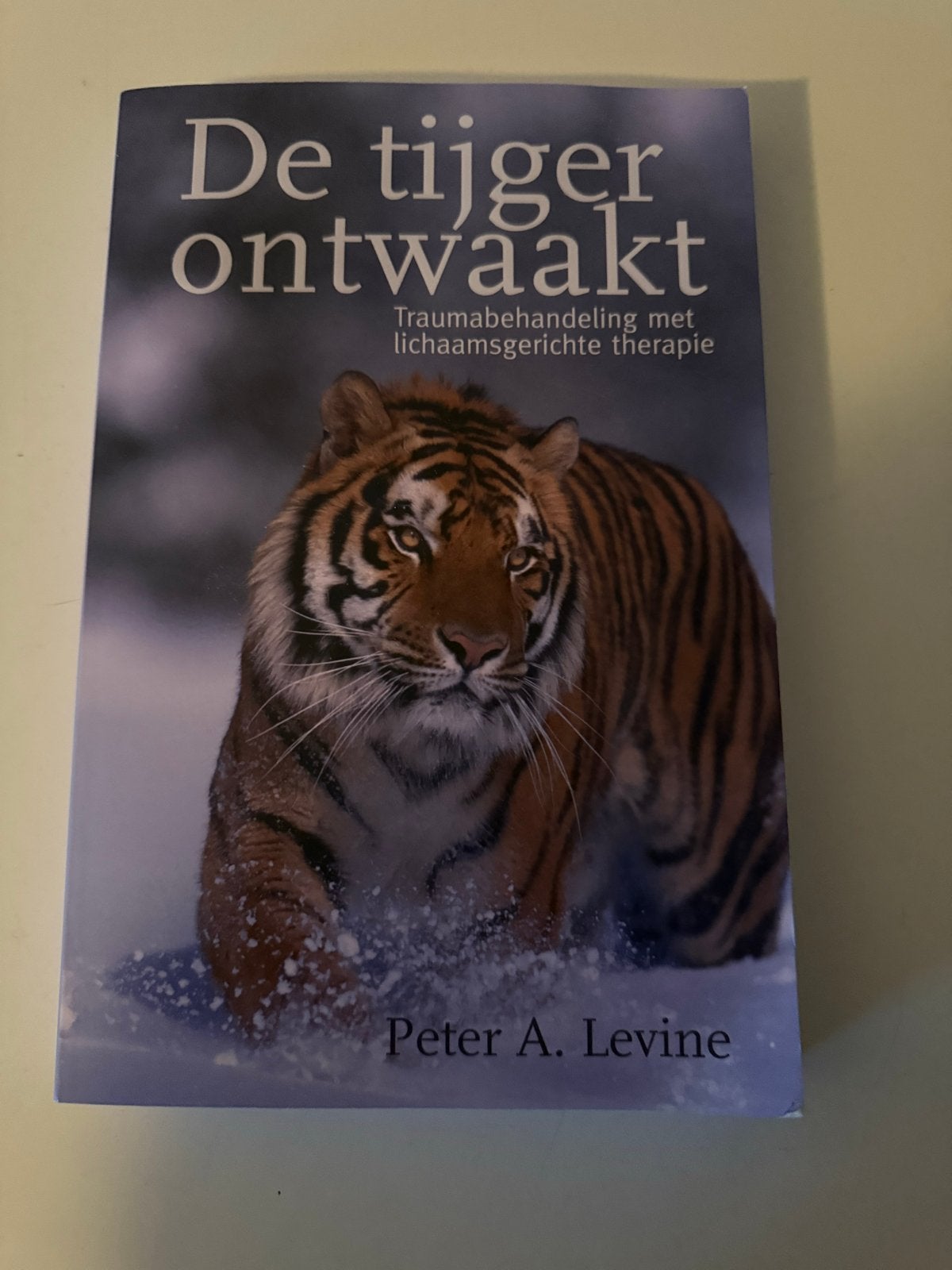 De Tijger Ontwaakt - Traumabehandeling met Lichaamsgerichte, Boeken, Ophalen of Verzenden, Zo goed als nieuw, Gezondheid en Conditie