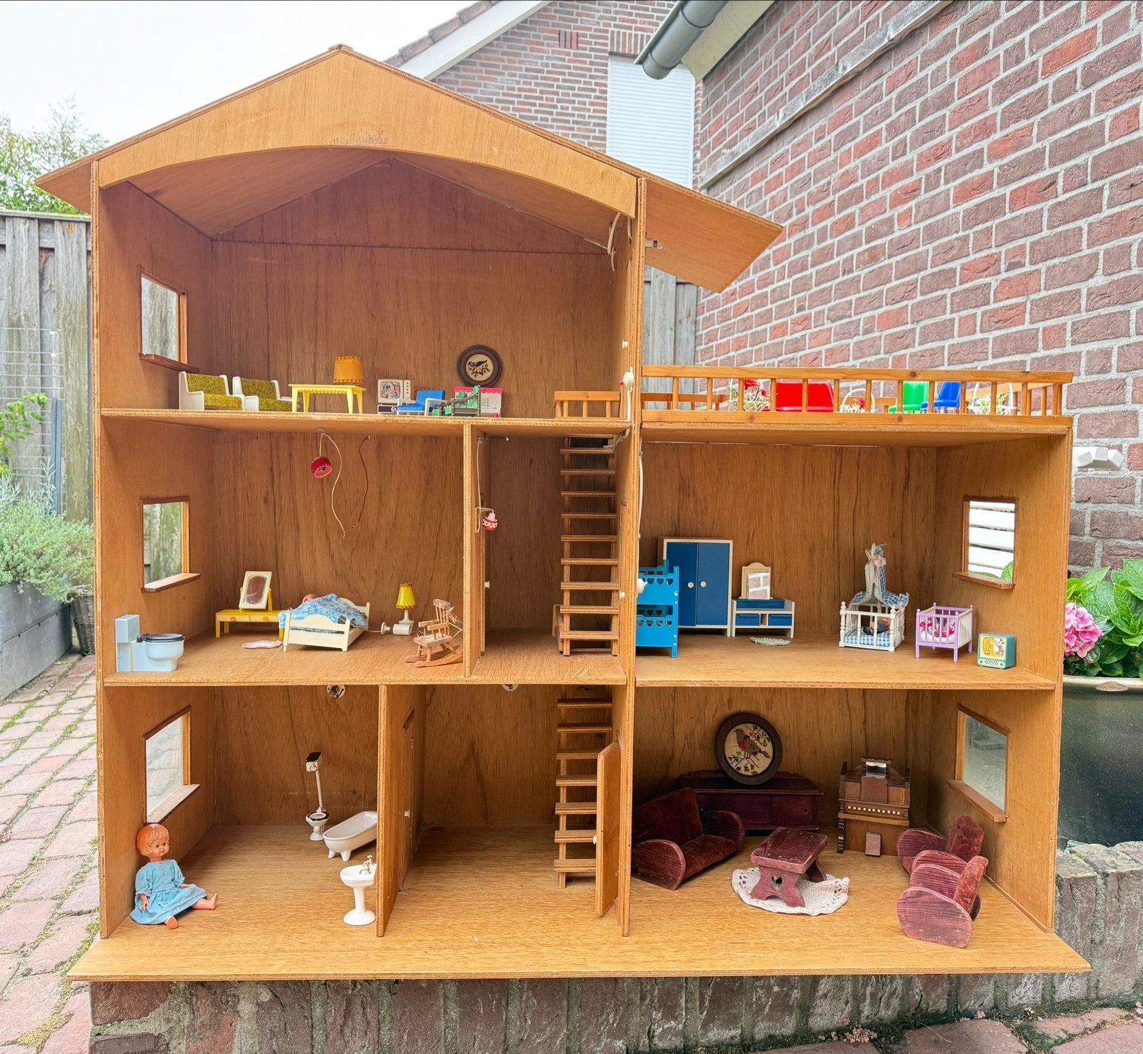 Groot vintage multiplex poppenhuis met meubeltjes, Ophalen, Gebruikt, Poppenhuis