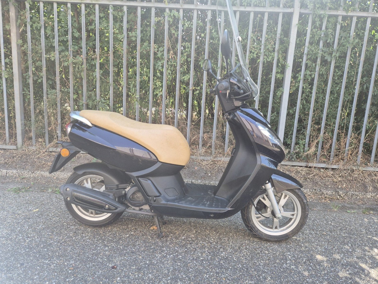 snorscooter Peugeot kisbee kleur paars bouwjaar 2018 3,788km, Fietsen en Brommers, Snorfietsen en Snorscooters, Ophalen, Gebruikt