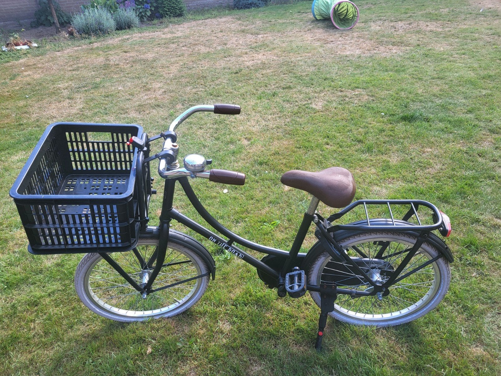 Zwarte meisjes fiets 20 inch met mandje en terugtraprem, Fietsen en Brommers, Fietsen | Dames | Damesfietsen, Terugtraprem, Gebruikt
