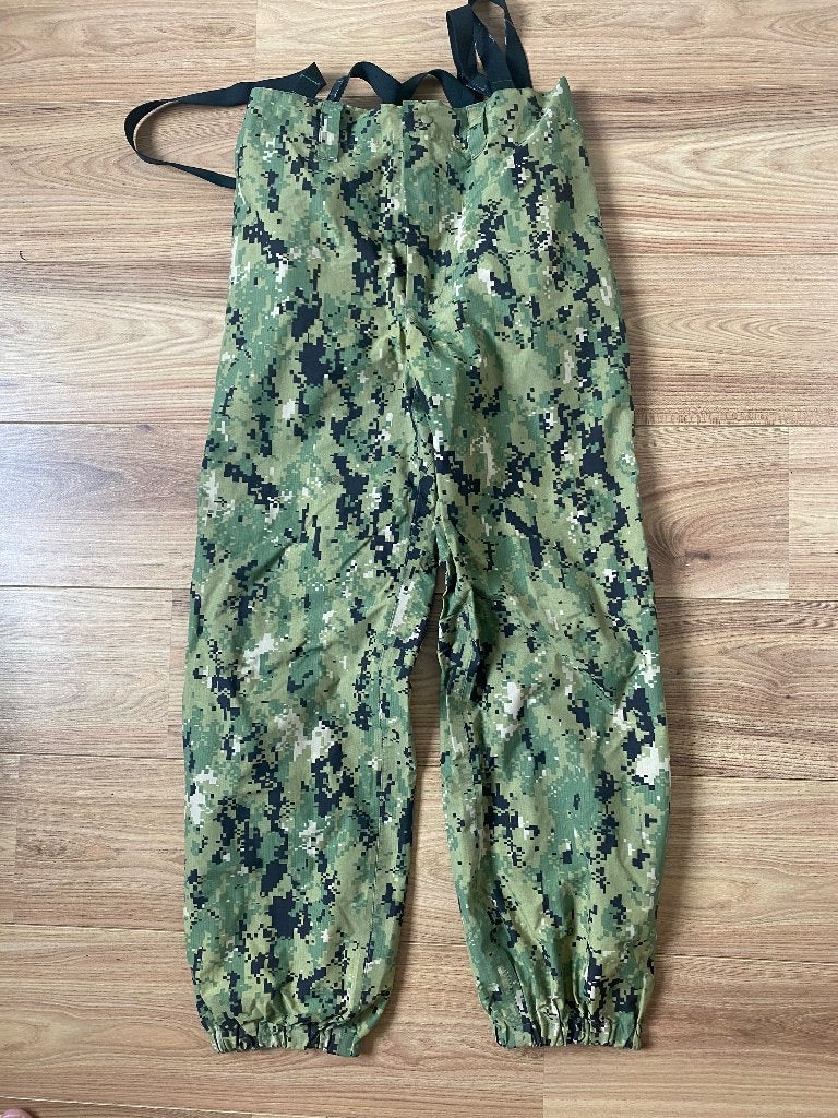 AOR2 Patagonia lvl 6 goretex broek, Verzamelen, Ophalen of Verzenden, Landmacht, Nederland, Kleding of Schoenen