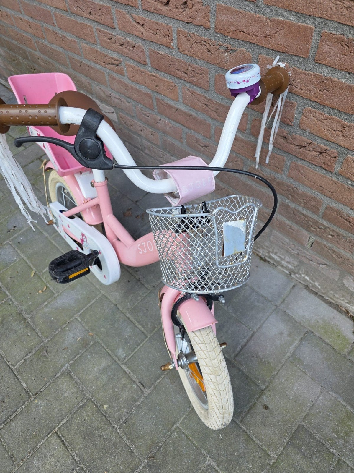 Roze Sjoef kinderfiets 12 inch met zijwieltjes en mandje, Ophalen, Zijwieltjes, Gebruikt, Velgrem