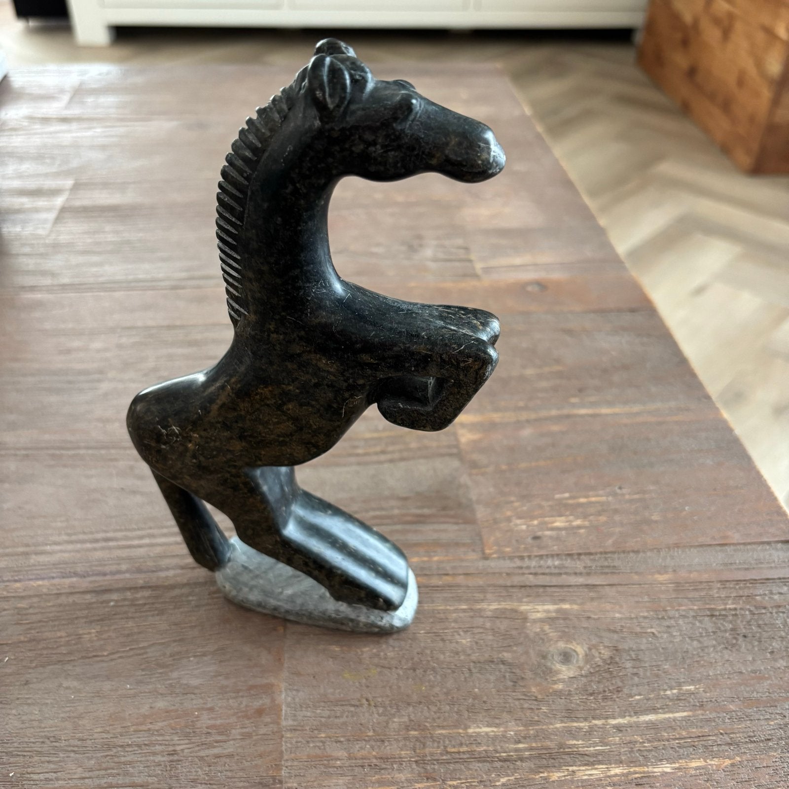 Uniek stenen paard van de Wereldwinkel, Zwart, Ophalen of Verzenden, Steen/keramiek, Oosters