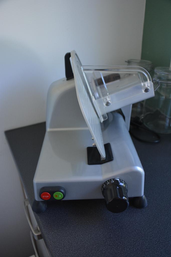 Vleessnijmachine Mach 195SR Horeca / thuis gebruik, Ophalen, Zo goed als nieuw, Metaal, Snijmachine
