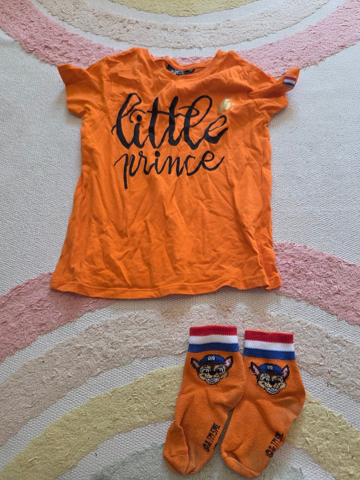 Oranje shirt maat 110-116 en Paw patrol sokken 27-30, Kinderen en Baby's, Kinderkleding | Maat 110, Ophalen of Verzenden, Zo goed als nieuw