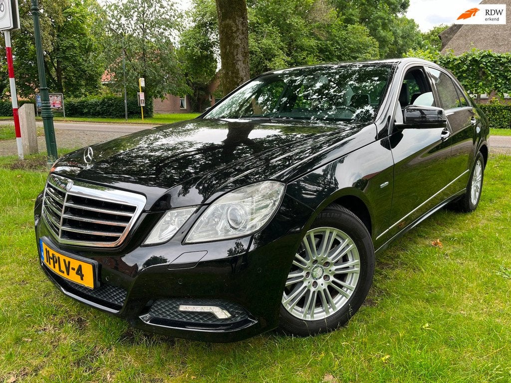 Mercedes-Benz E-klasse 200 CGI AUT/NAV/LEDER / APK 21-3-27, Auto's, Euro 5, Achterwielaandrijving, Gebruikt, Zwart