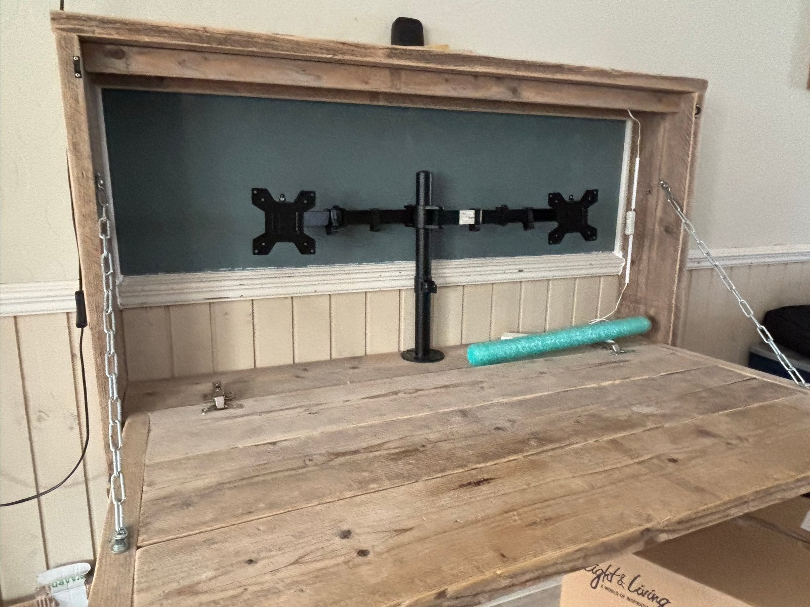 Wandbureau inklapbaar met monitorbeugel - Hout, Huis en Inrichting, Bureaus, Ophalen, Gebruikt, Hout, Bruin