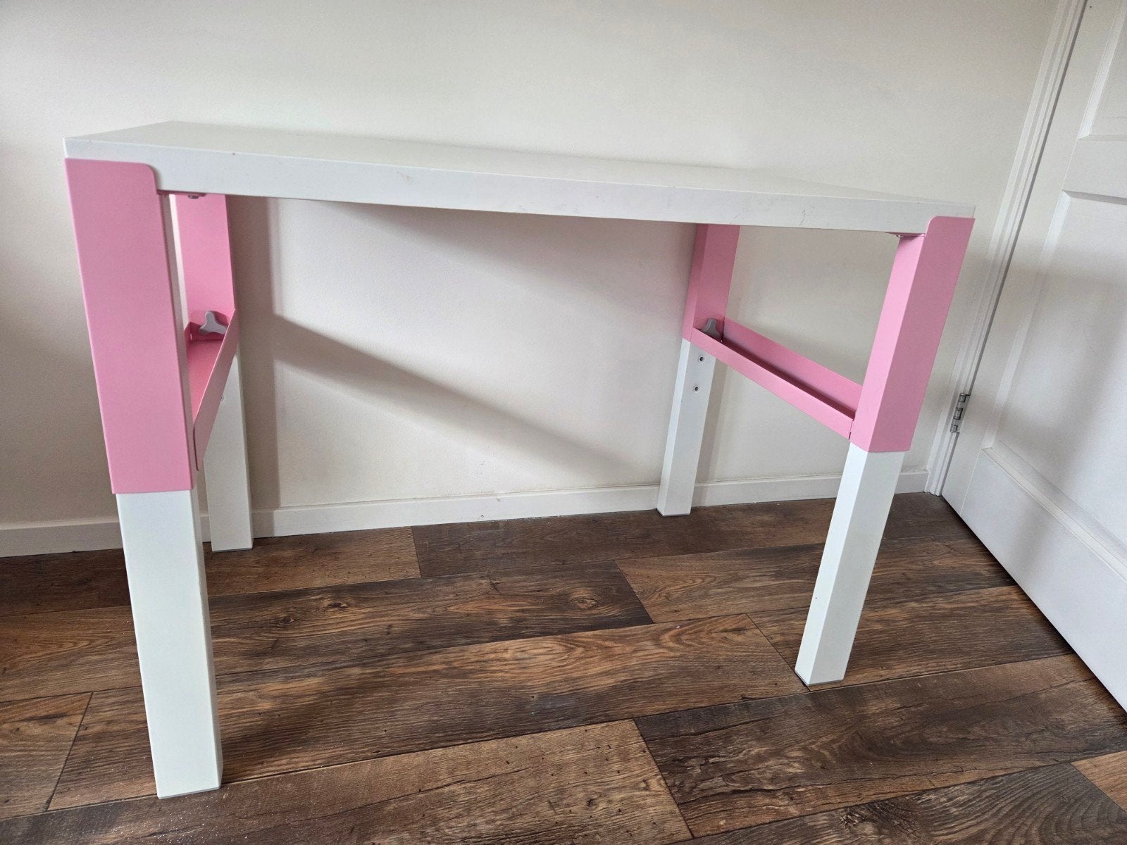 Leuk kinderbureau met roze accenten, Huis en Inrichting, Gebruikt, 96 cm, Kinderbureau, In hoogte verstelbaar