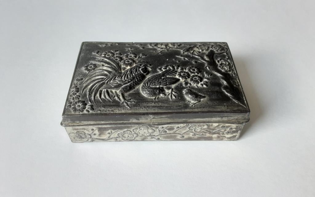 japanse doosje met relief hanen en bloemen, Ophalen of Verzenden