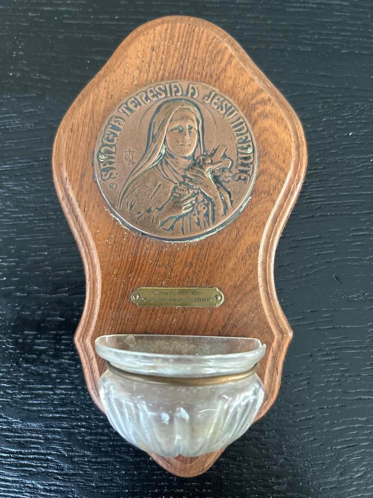 Antiek wijwaterbakje met Sint-Theresia van Lisieux, Ophalen of Verzenden