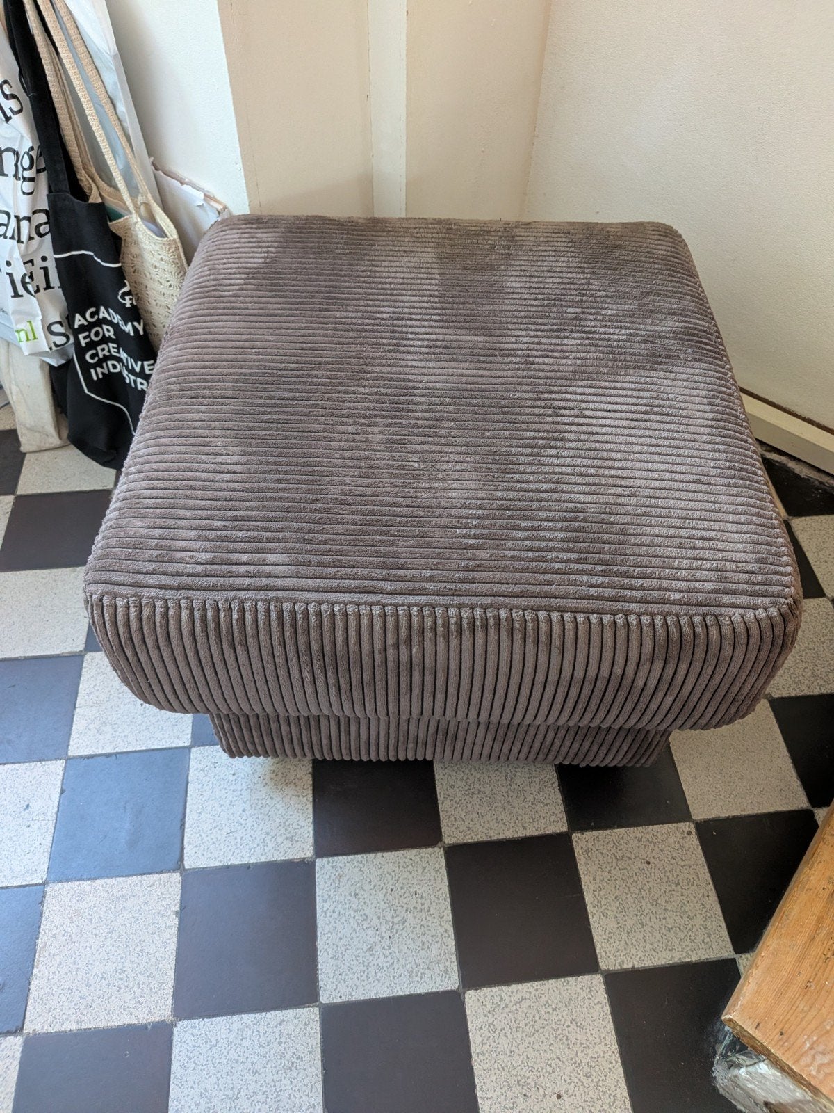 2 ex. poef/voetenbank op poten, prijs per stuk €20, Ophalen, Stof, 50 tot 75 cm, Vierkant