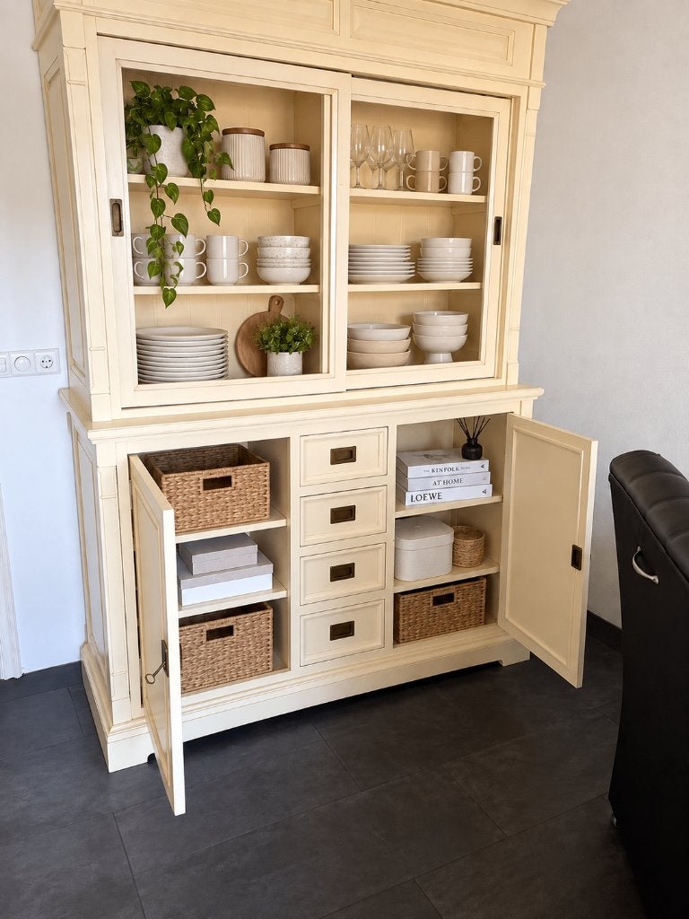 Crèmekleurige buffetkast met vitrine en lades, Huis en Inrichting, Ophalen, Zo goed als nieuw, Landelijk, Klassiek, 25 tot 50 cm