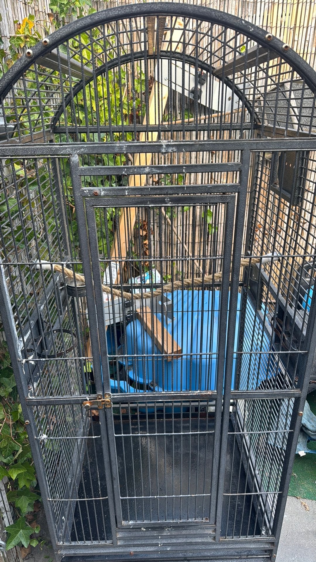Grote zwarte metalen vogelkooi, Dieren en Toebehoren, Vogels | Hokken en Kooien, Ophalen, Gebruikt, Metaal, Vogelkooi