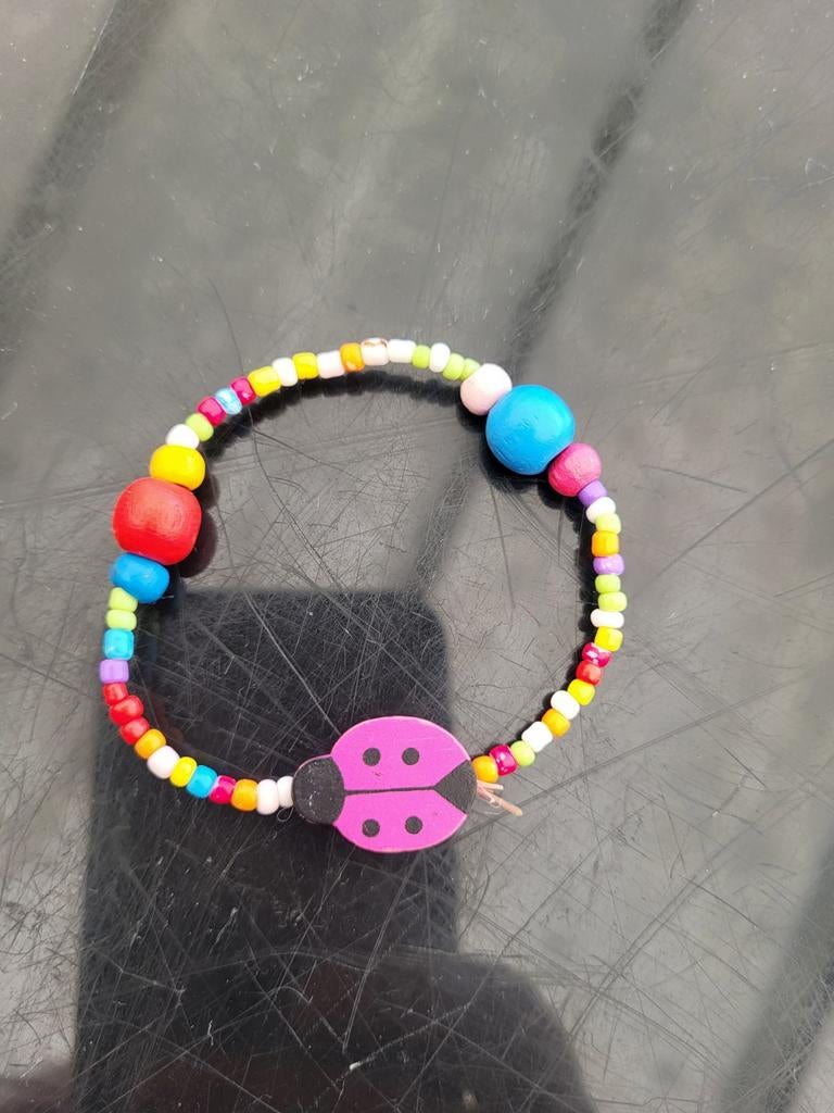 Kleurrijke kralenarmband met lieveheersbeestje, Ophalen