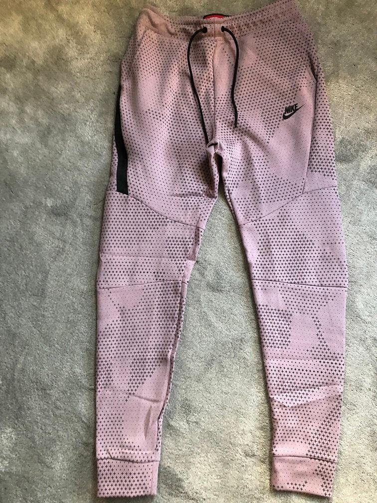 Nieuwe oudroze Nike tech joggingbroek mt M 38, Maat 38/40 (M), Overige typen, Nike, Nieuw