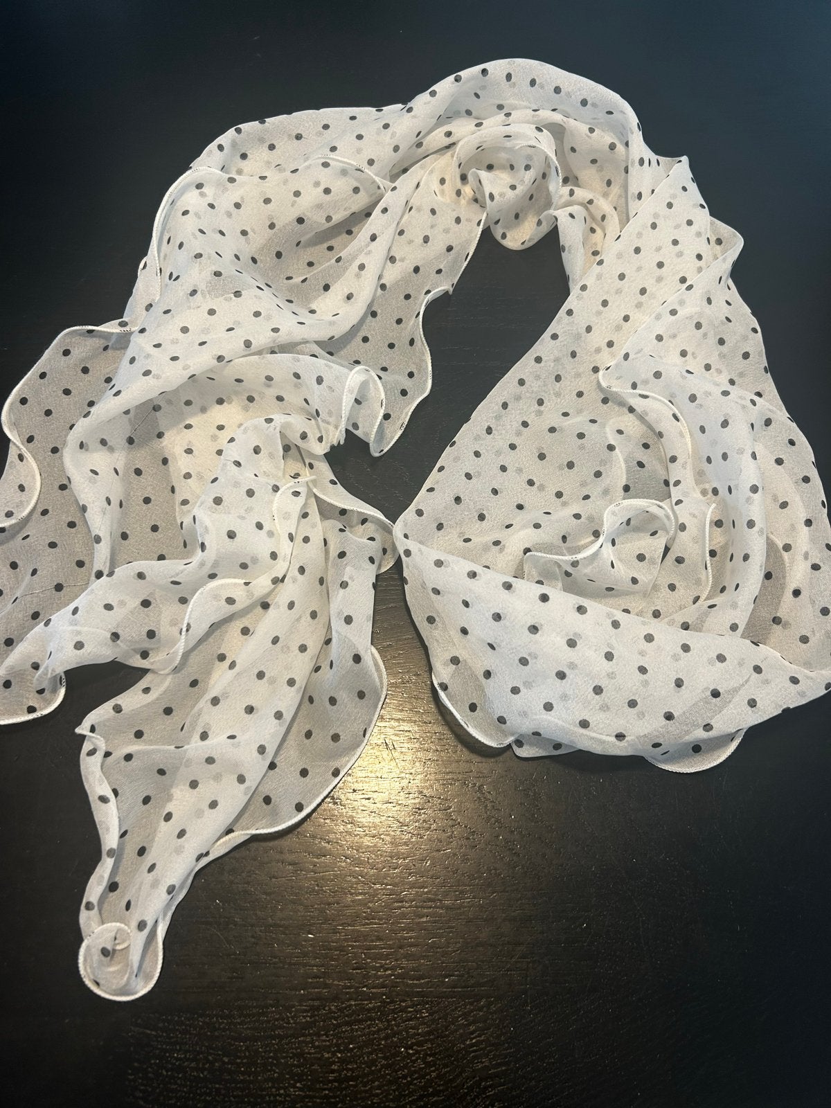 Witte sjaal met zwarte stippen, Ophalen of Verzenden, Zo goed als nieuw, Maat 46/48 (XL) of groter, Sjaal