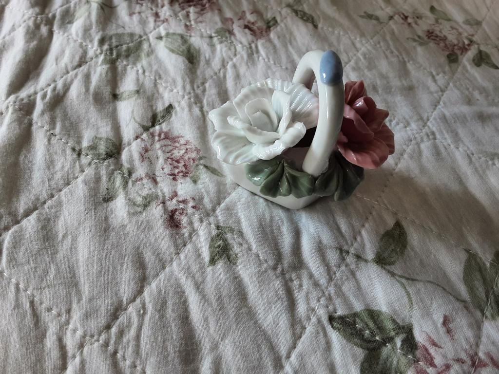 Rozen mandje steen! Lief klein rozen mandje porselein ❤️, Ophalen of Verzenden