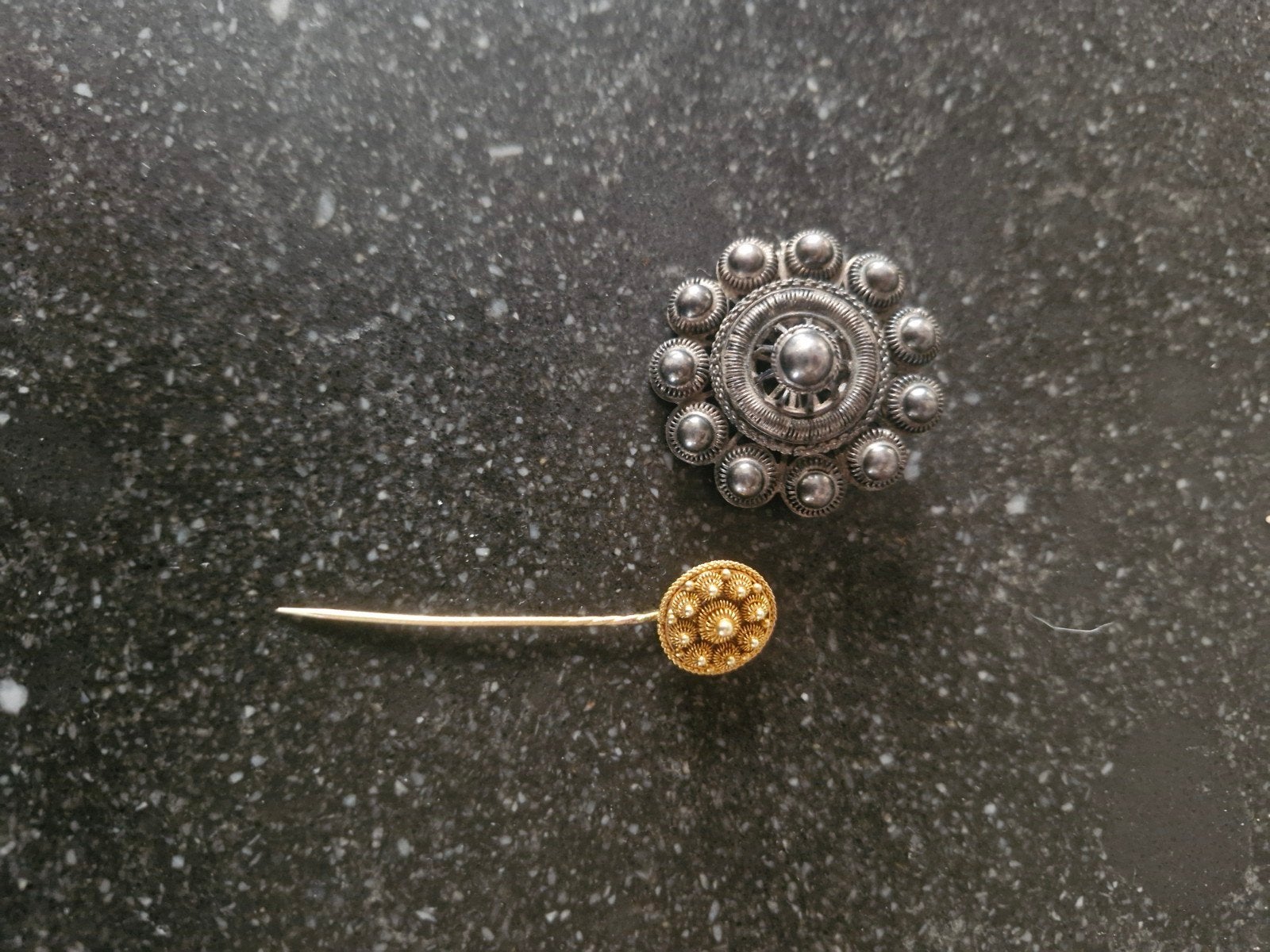 Zeeuwse broche (zilver) en gouden knoop speld (14k), Sieraden, Tassen en Uiterlijk, Broches, Minder dan 4 cm, Ophalen of Verzenden