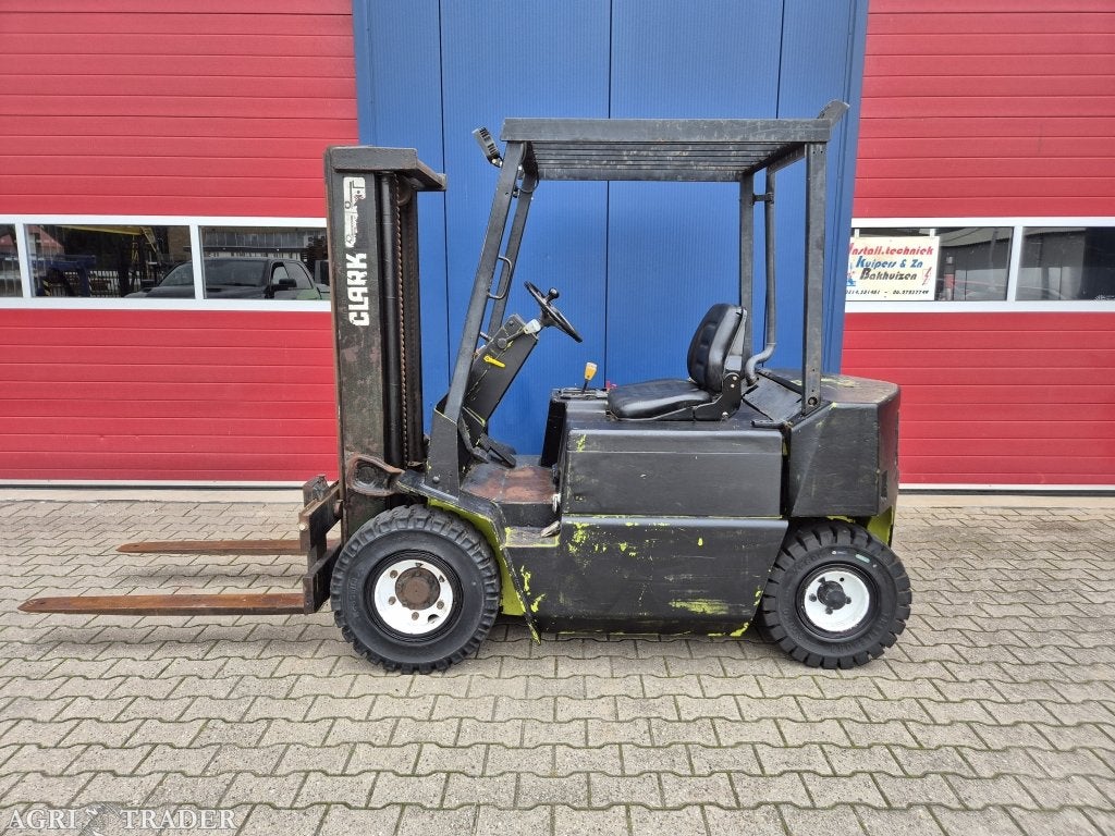 CLARK DPM25 HEFTRUCK DIESEL 2.5 TONS TRIPLOMAST PRIJS MARGE, Zakelijke goederen, Clark, Niet opgegeven, Heftruck, Ophalen of Verzenden
