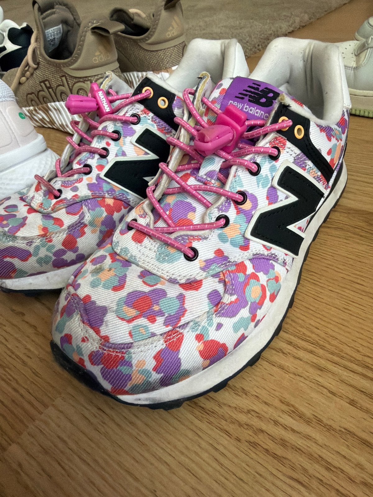 New Balance sneakers met bloemenprint - Maat 39, Kleding | Dames, Schoenen, Ophalen of Verzenden, Gedragen, Overige kleuren, Sneakers of Gympen