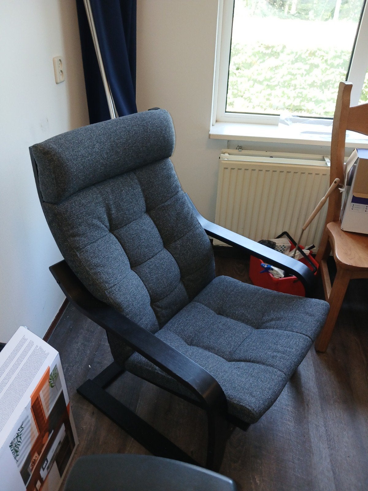 Comfortabele Relaxfauteuil - Grijs Stof en Zwart Hout, Ophalen, Hout, Gebruikt, Modern, Comfort