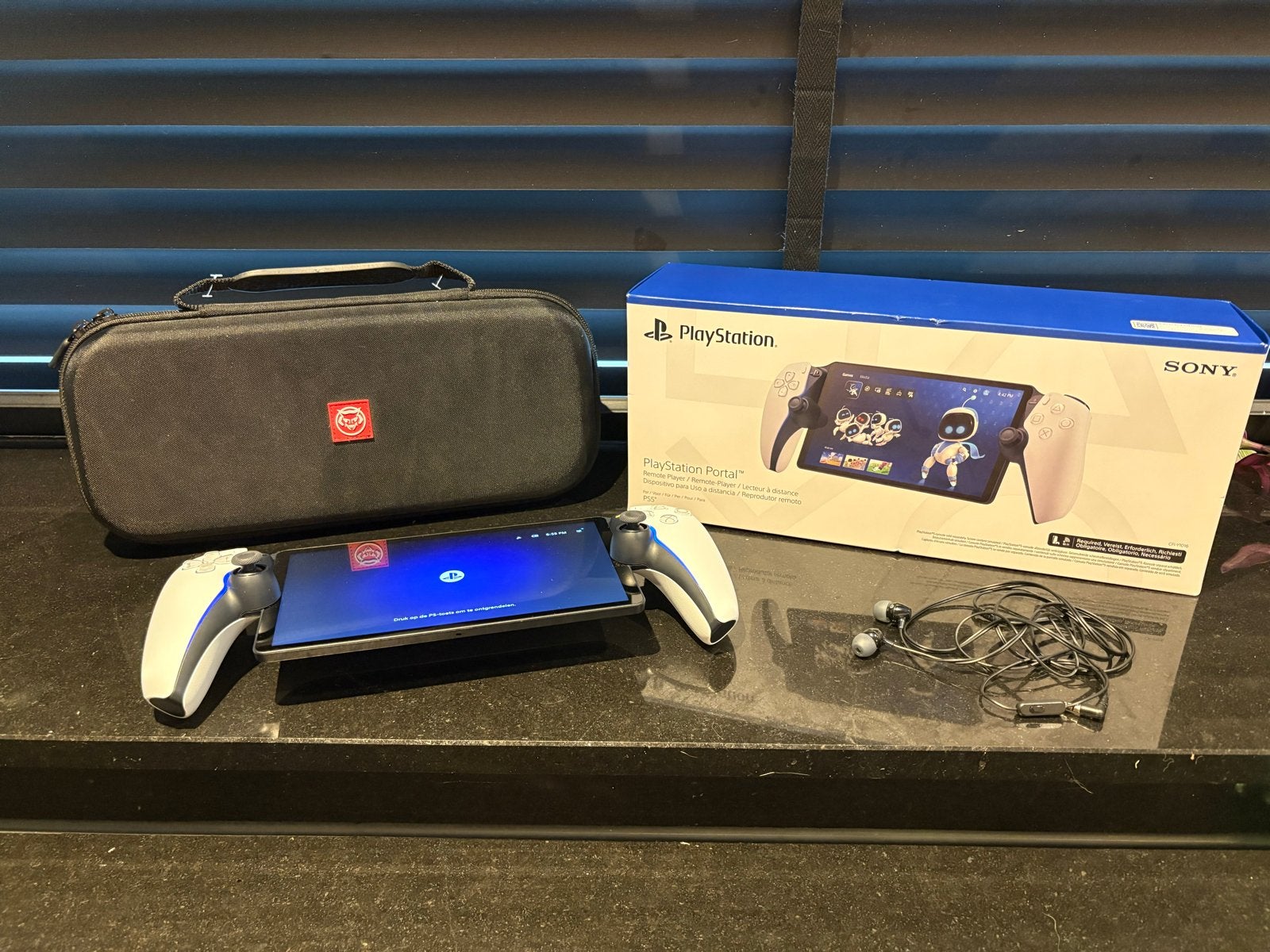 PlayStation Portal Remote Player met hoes en oortjes, Overige controllers, PlayStation 5, Ophalen of Verzenden, Zo goed als nieuw