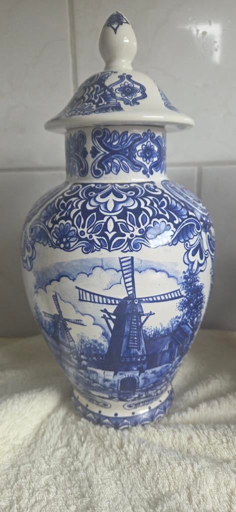 Delfts blauwe vazen en bierkan met molenlandschap, Antiek en Kunst, Ophalen