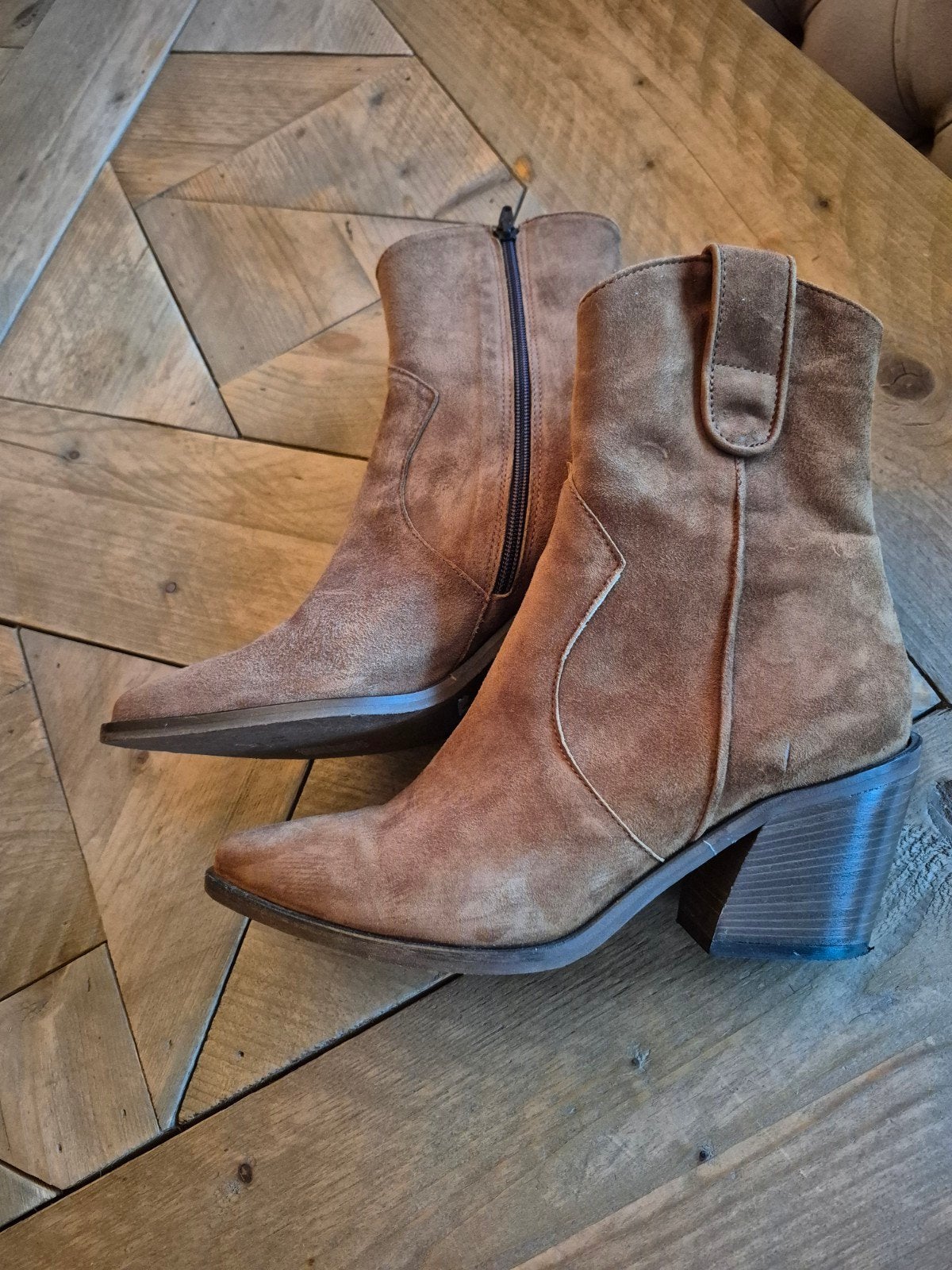 Leuke enkellaarzen. Bruin suede., Bruin, Lage of Enkellaarzen, Ophalen of Verzenden, Zo goed als nieuw