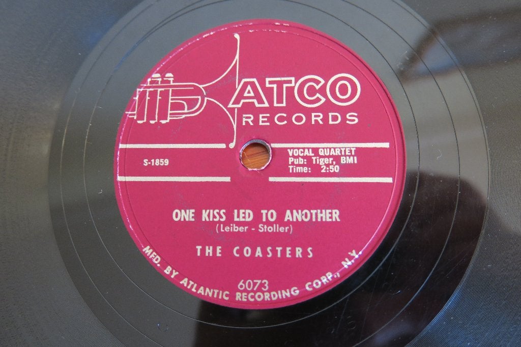 The Coasters One Kiss Led To Another 78rpm 78 toeren fifties, Gebruikt, 10 inch, Ophalen of Verzenden, Soul