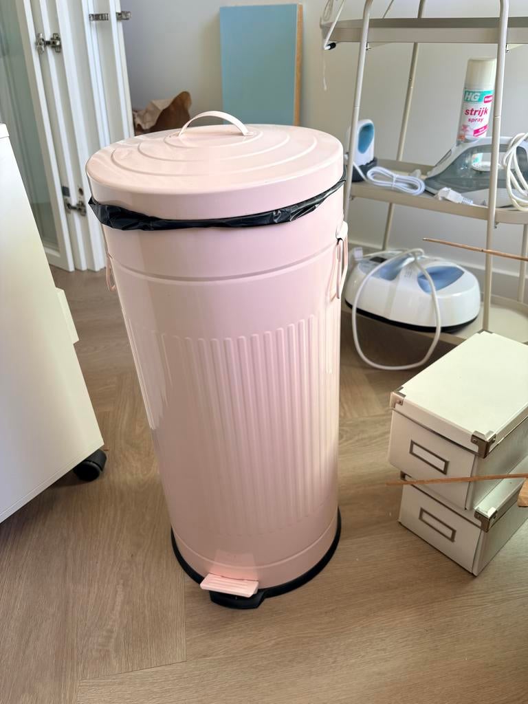 Roze prullenbak van Xenos, Huis en Inrichting, Woonaccessoires | Prullenbakken, Ophalen, Gebruikt, Met pedaal, 50 tot 75 cm