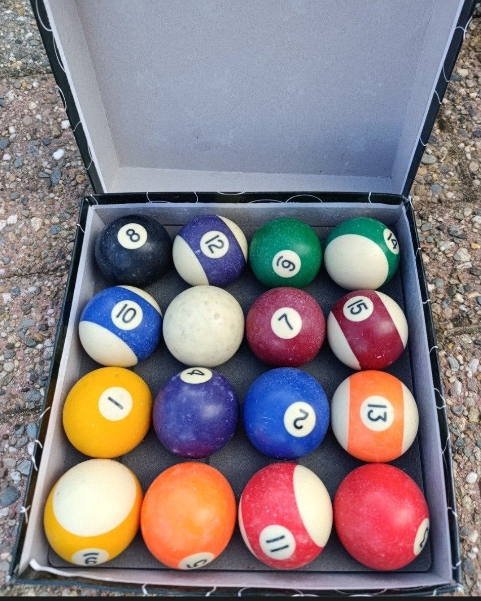 Pool biljartballen 57mm met ballenrek/triangel, Sport en Fitness, Ophalen of Verzenden, Gebruikt, Keu of Ballen