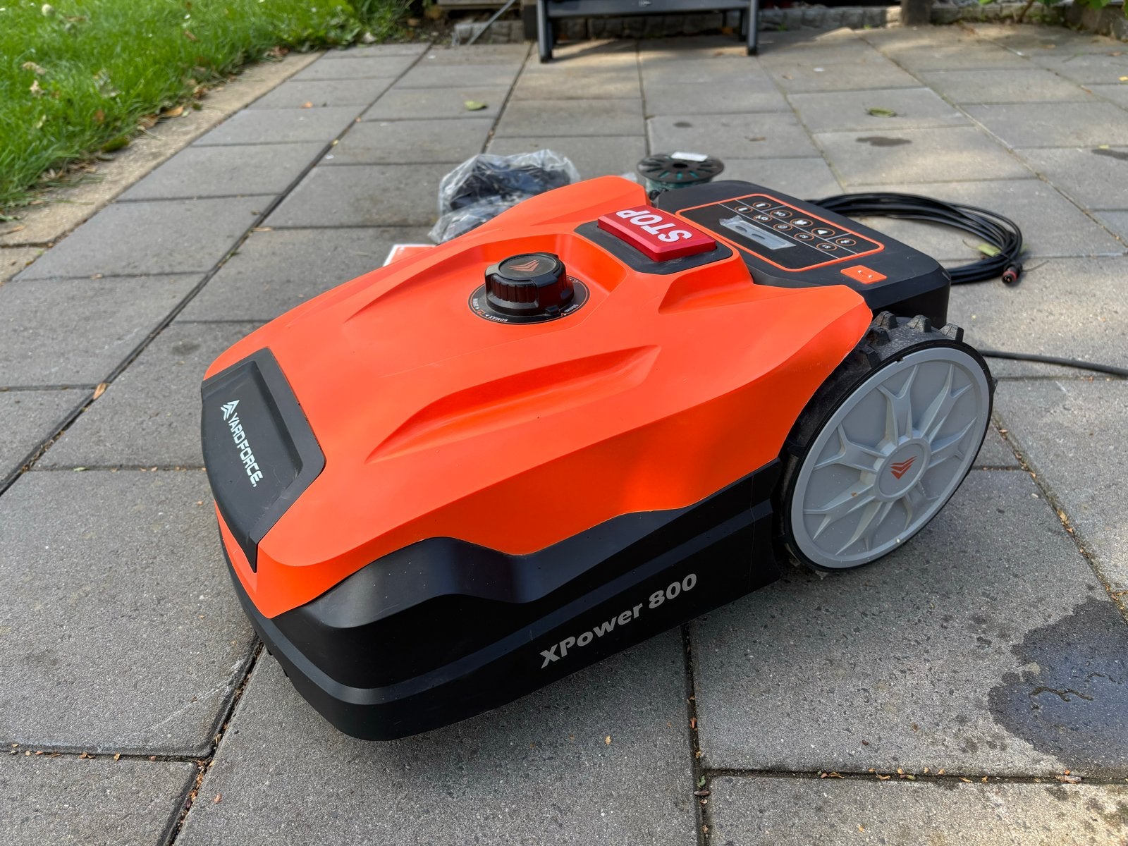 Yardforce XPower 800 robotmaaier + garage (nieuw), Tuin en Terras, Robotmaaiers, Ophalen, Nieuw, 20 tot 25 cm, Met regensensor
