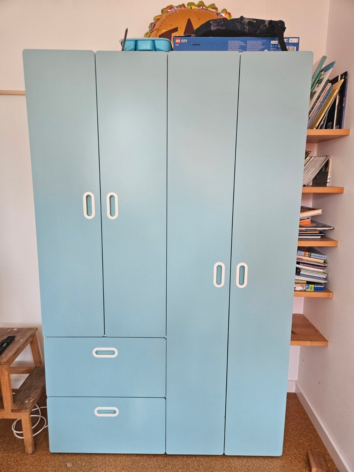 Blauwe kledingkast met lades en planken, Huis en Inrichting, Kasten | Kledingkasten, Ophalen, Gebruikt, Met deur(en), 50 tot 100 cm