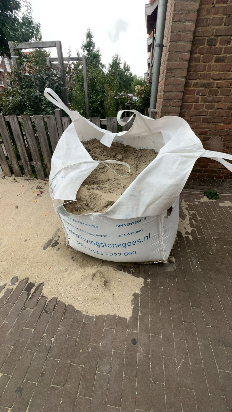 GRATIS . 30 kuub zand - Ophoogzand/Straatzand in big bag, Ophalen of Verzenden, Gebruikt, Straatzand