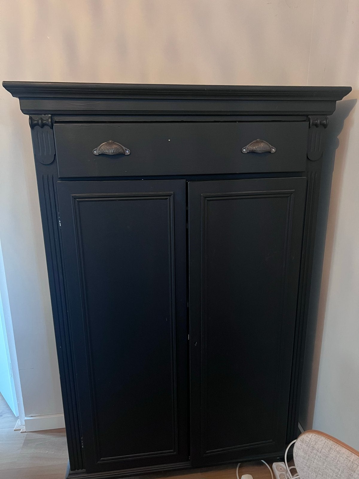 Zwarte meidenkast vintage brocante stijl (40x102x150 cm), Huis en Inrichting, Ophalen, Gebruikt