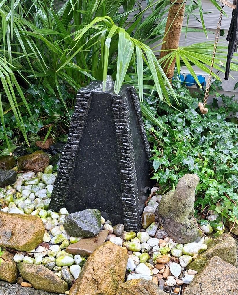 Fontein met pomp, Ophalen, Gebruikt, Graniet, Fontein