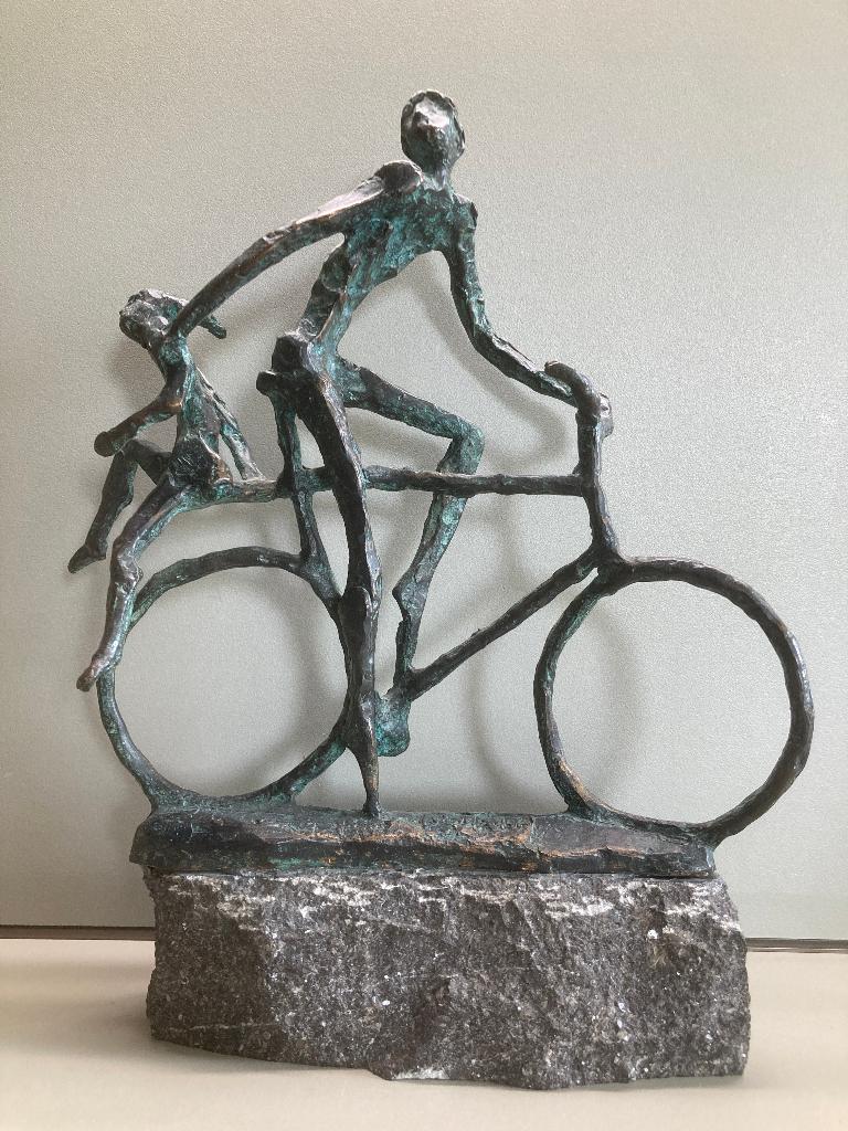 bronzen beeld Jits Bakker man en meisje op fiets, Groep mensen, Gepatineerd, Ophalen of Verzenden, Brons