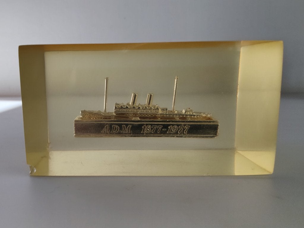 Presse Papier Zilveren ADM droogdok in kunsthars, 1977, Ophalen, Gebruikt, Motorboot, Schaalmodel