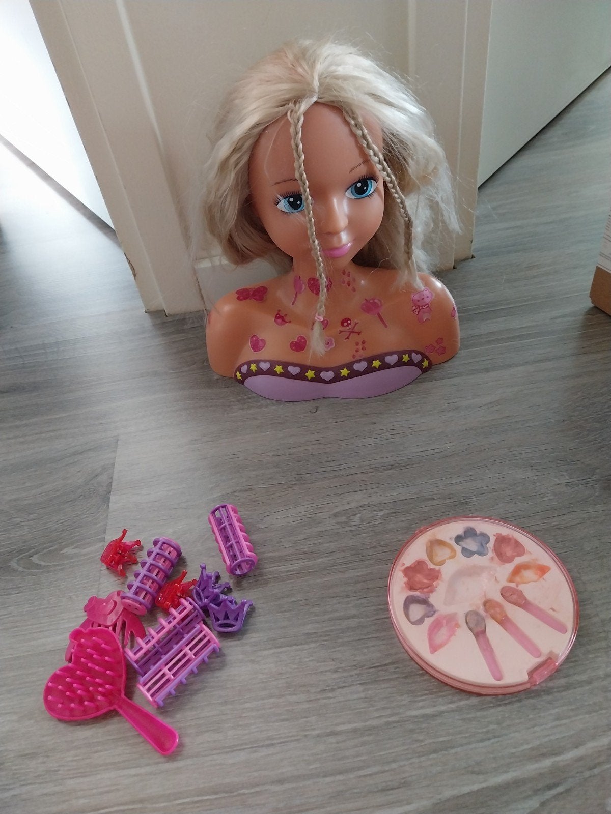 Opmaakpop + accessoires, Kinderen en Baby's, Speelgoed | Poppen, Ophalen of Verzenden, Gebruikt, Overige typen