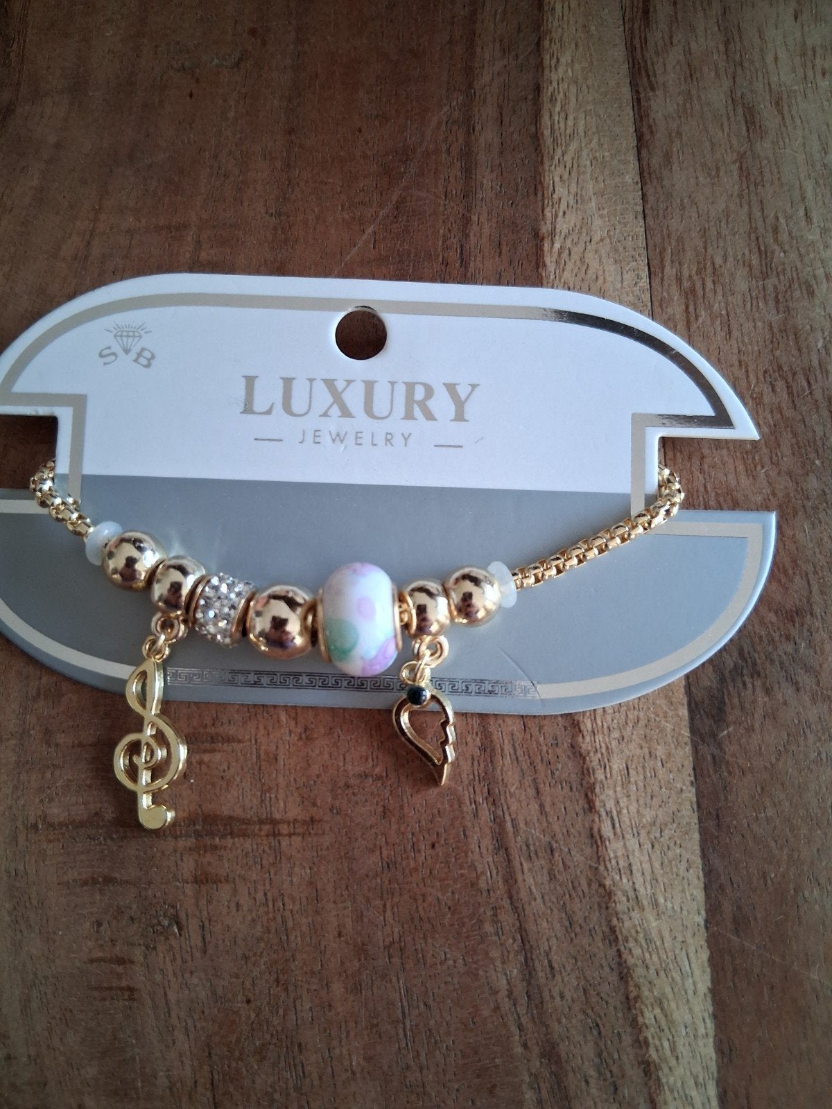 Goudkleurige armbanden set met bedels en kristallen, Sieraden, Tassen en Uiterlijk, Overige materialen, Nieuw, Goud, Met bedels of kralen