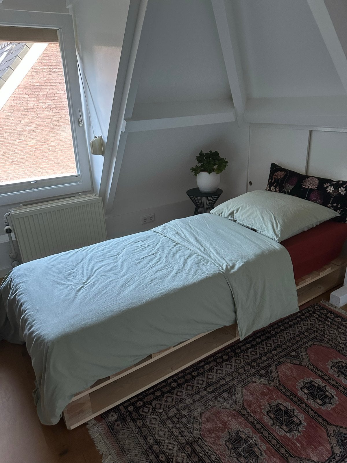 Eenpersoonsbed met palletbodem en matras, Ophalen, 90 cm, Zo goed als nieuw, 200 cm