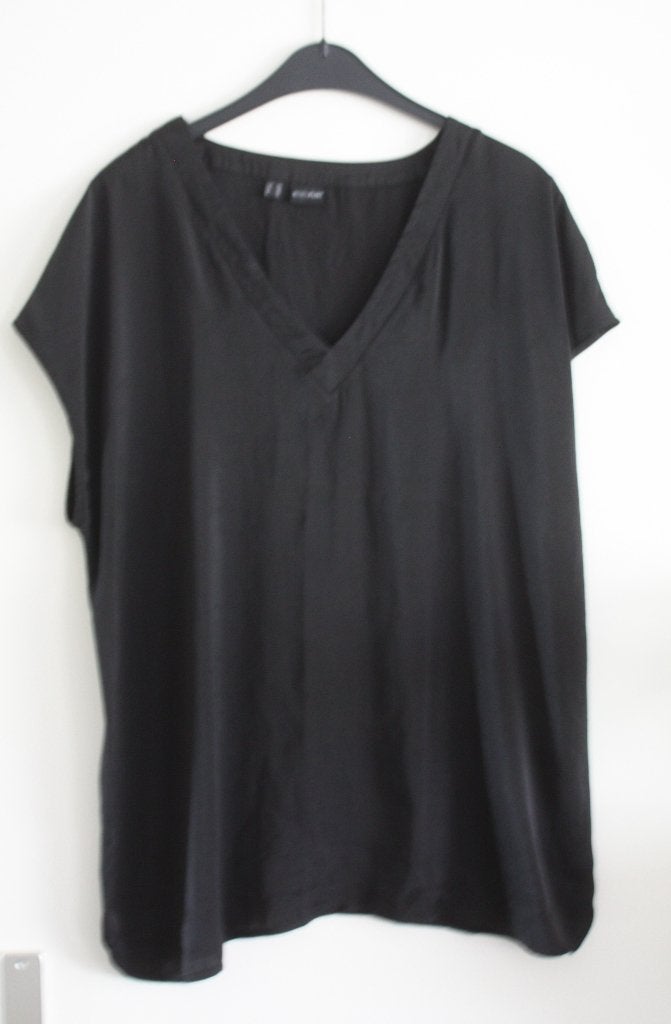 zwart shirt glimmend met v hals maat 46, Kleding | Dames, Zwart, Maat 46/48 (XL) of groter, Ophalen of Verzenden, Korte mouw