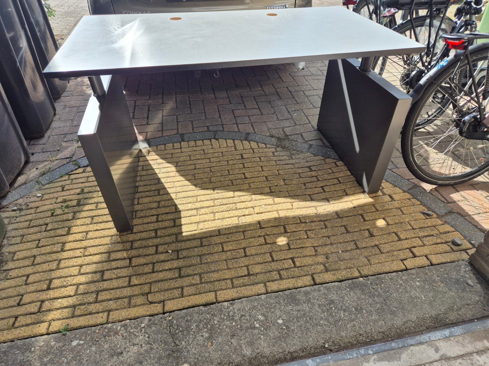 Bureau Grijs met Kabelgoot "Ahrend" - 140x80x74 cm, Ophalen, Gebruikt
