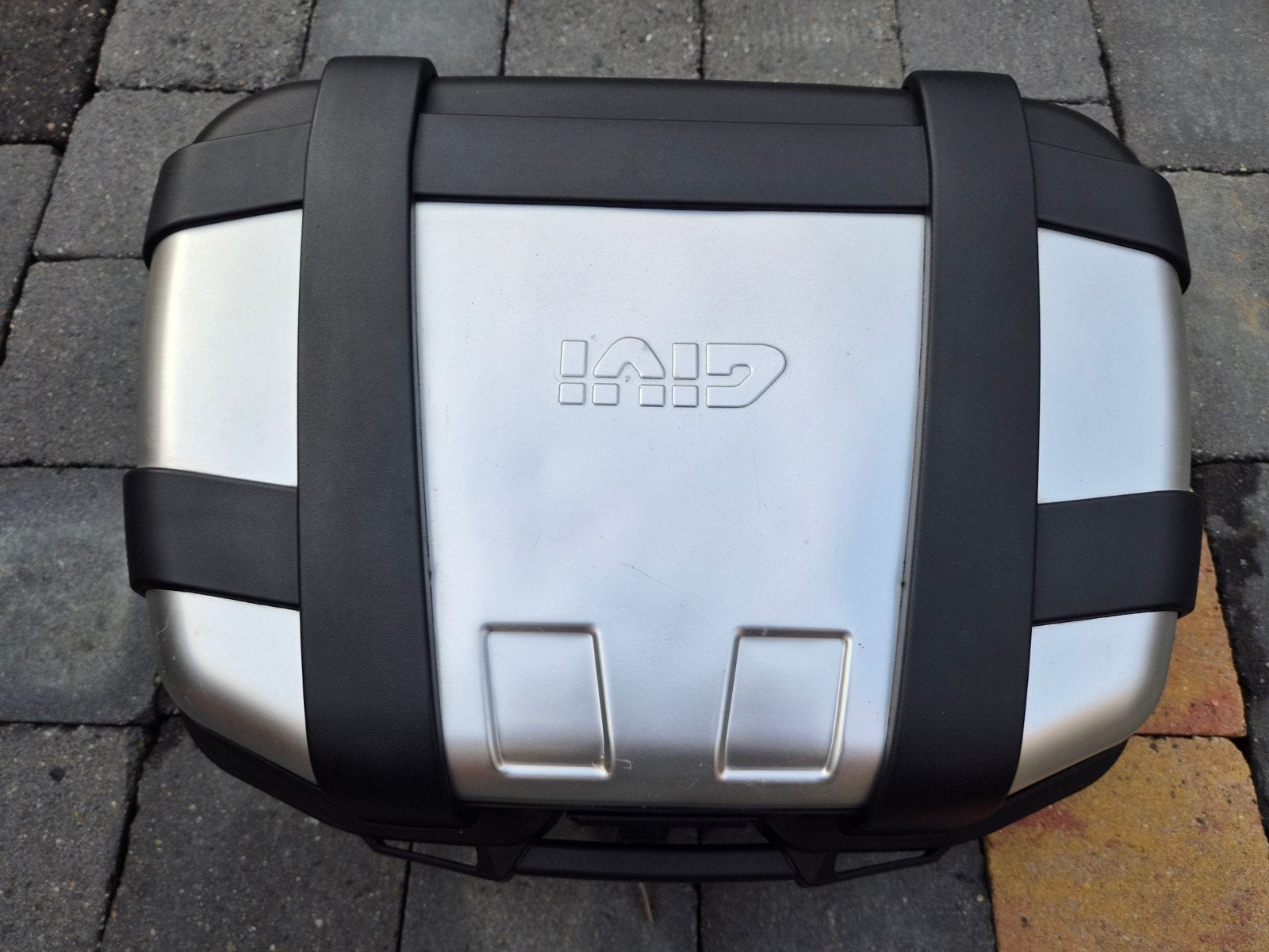 Universele GIVI Topkoffer voor Motor of Scooter - Zwart/Zilv, Motoren, Ophalen, Zo goed als nieuw