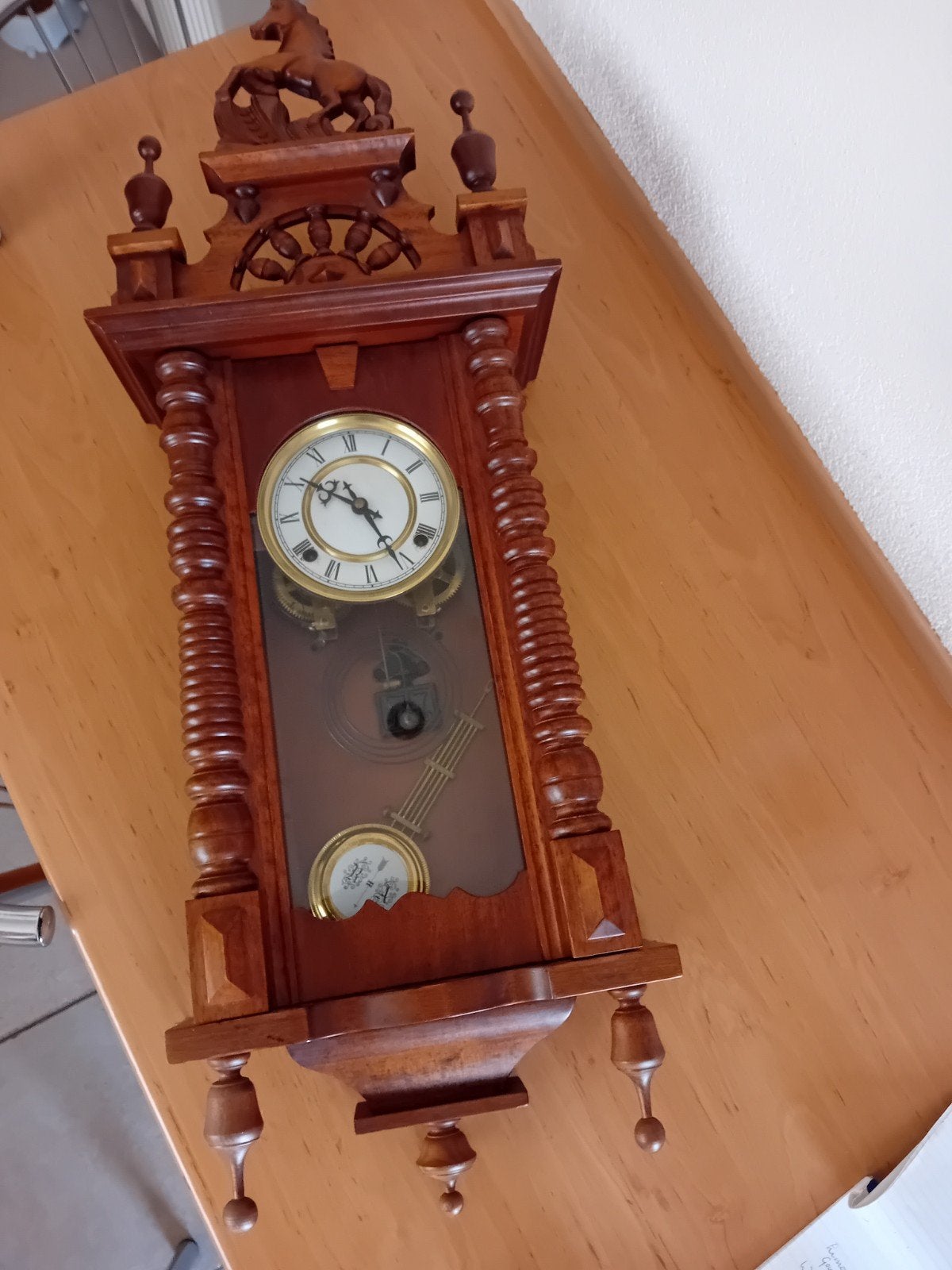 Houten paardjes wandklok met slinger, Ophalen of Verzenden