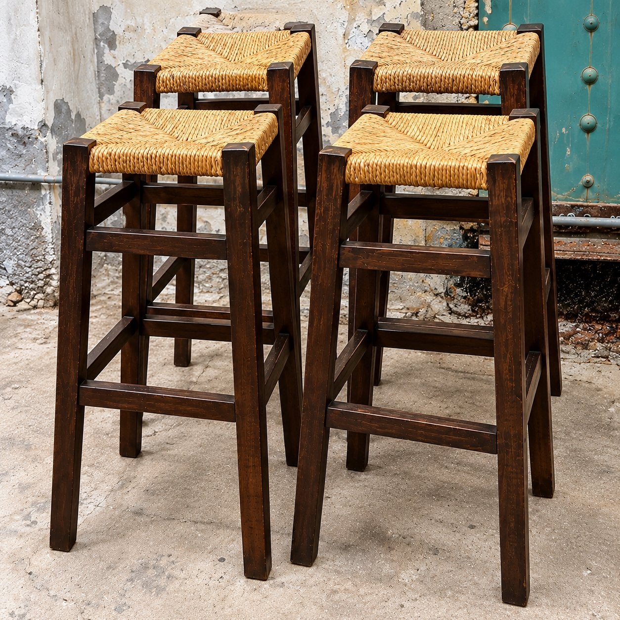 Vintage barkrukken | 4 stuks | Massief hout & biezen zitting, Ophalen, 60 tot 90 cm, Zo goed als nieuw, 4 krukken