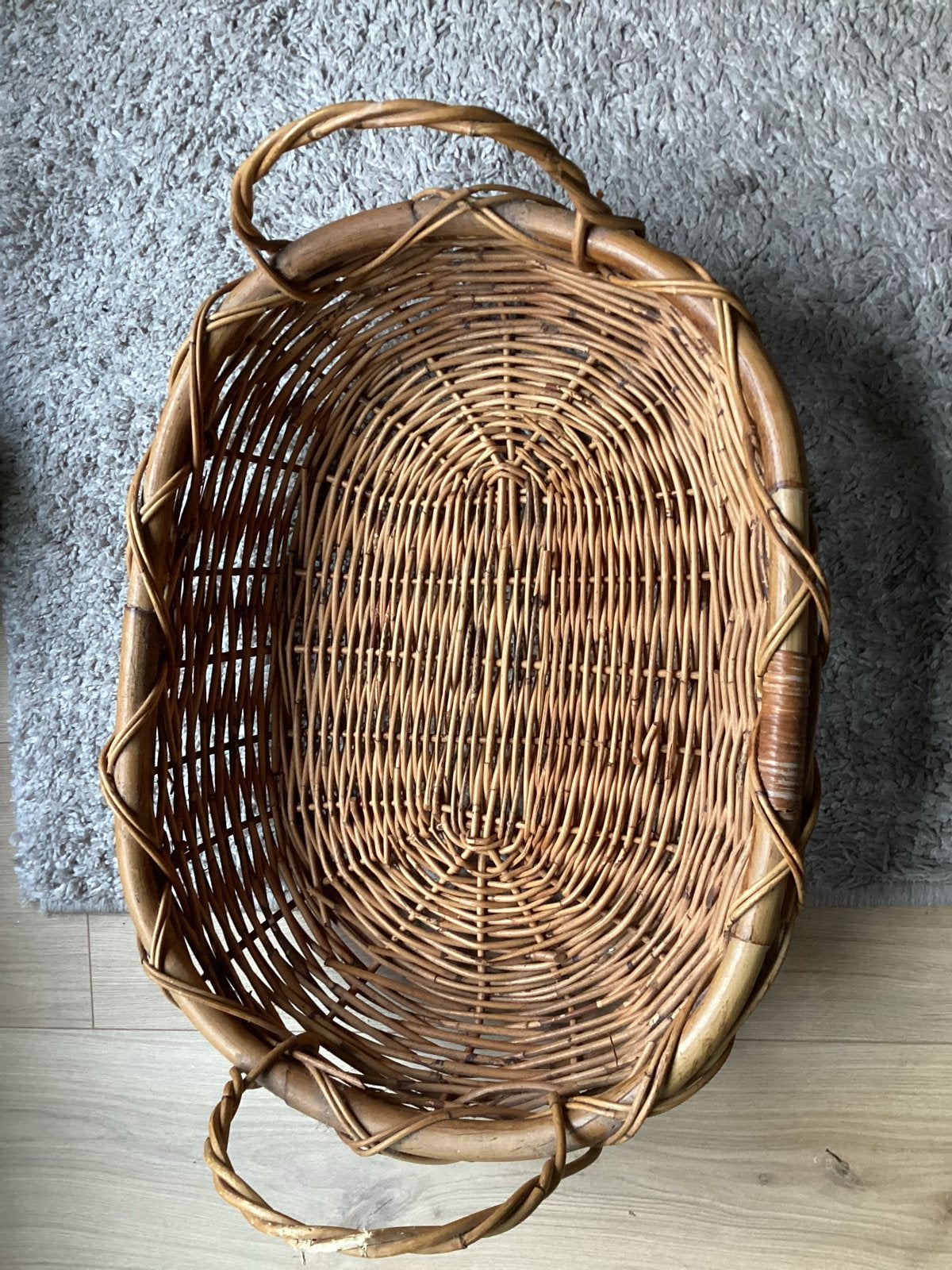 Vintage rieten mand  met handvatten 50 x 37 x 10 cm € 10, Huis en Inrichting, Gebruikt, Gevlochten, Ophalen of Verzenden, Riet